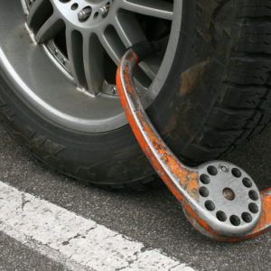 2009-02-26_Wheel_clamp_on_Hummer